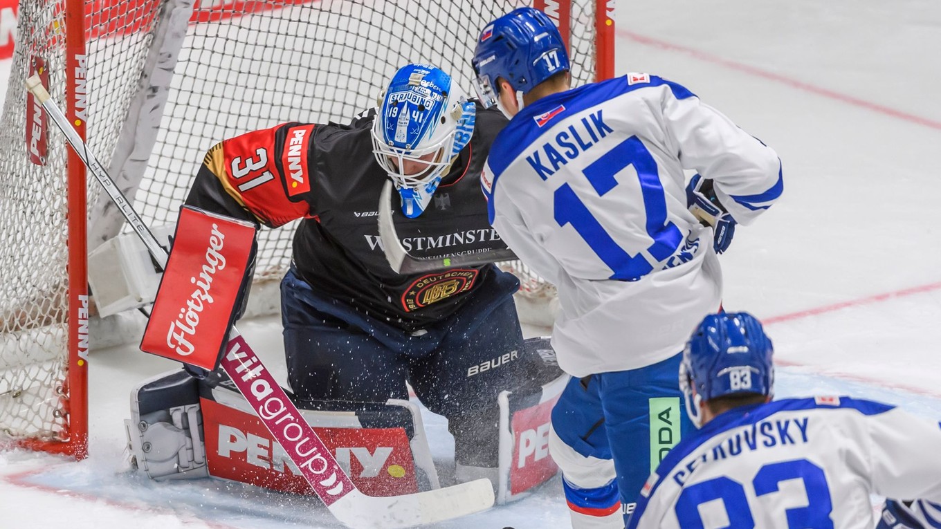 Matej Kašlík strieľa gól počas prípravného hokejového zápasu Nemecko - Slovensko.