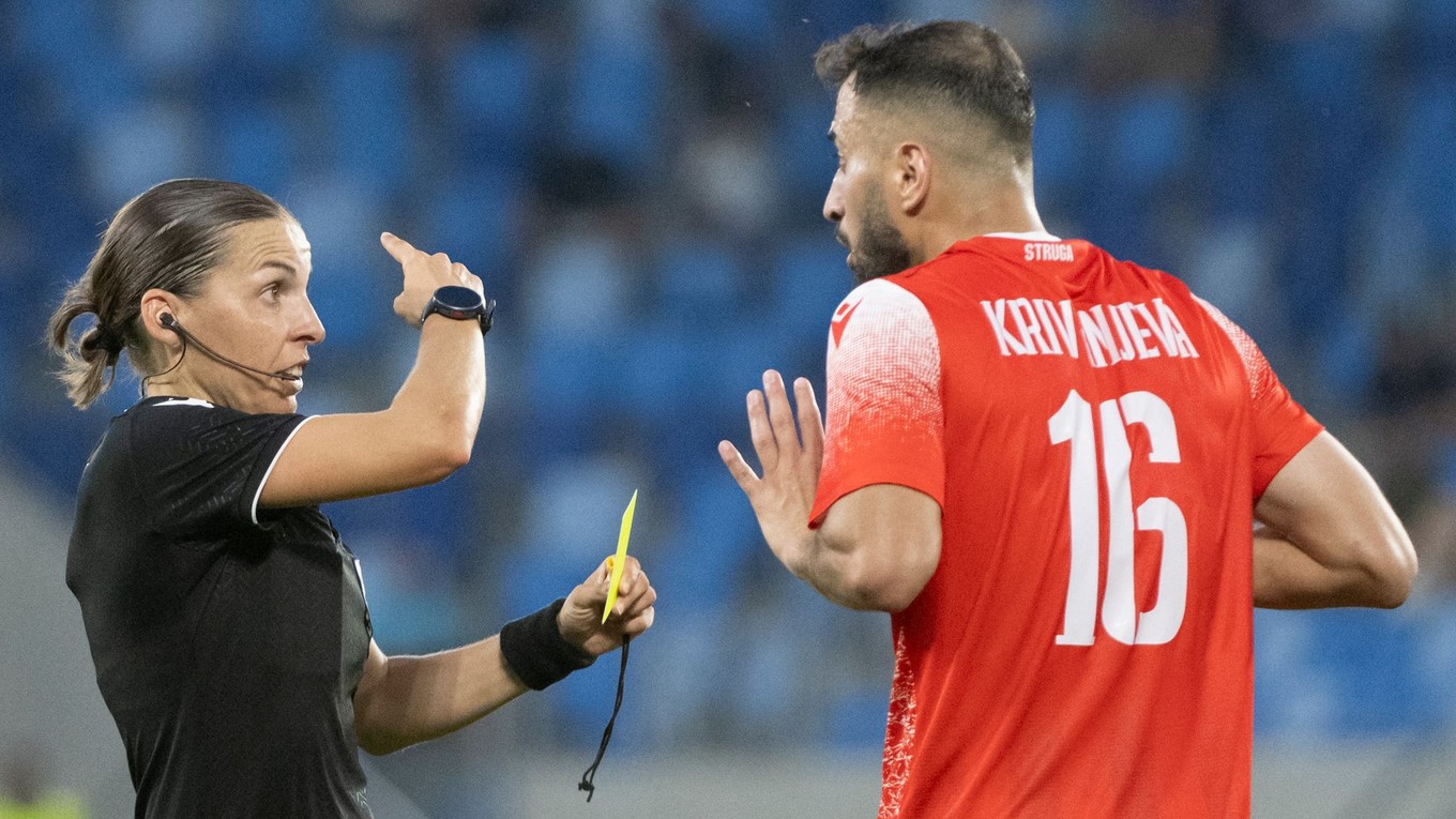 Hlavná rozhodkyňa Stephanie Frappartová z Francúzska ukazuje žltú kartu Besartovi Krivanjevovi (FC Struga)