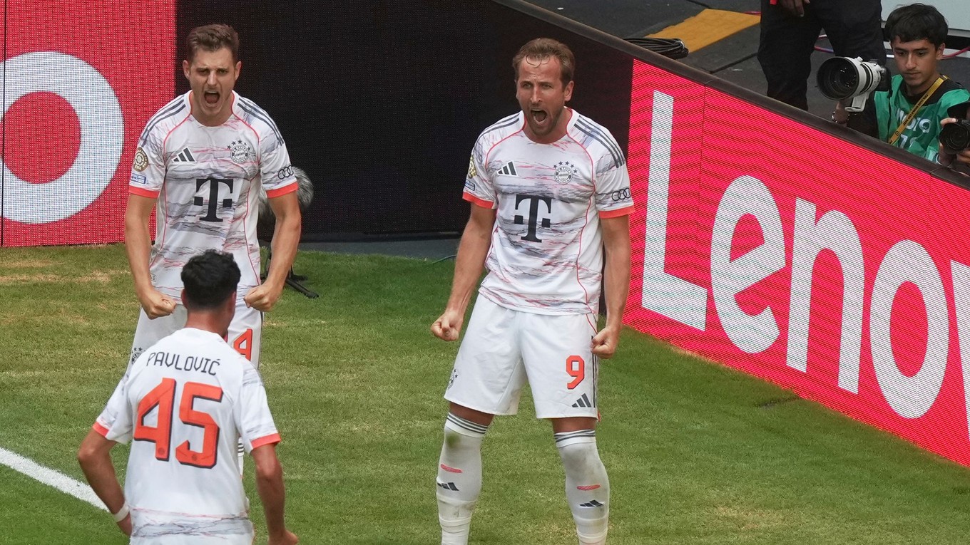 futbalista Bayernu Harry Kane (vpravo) sa raduje po strelení gólu 