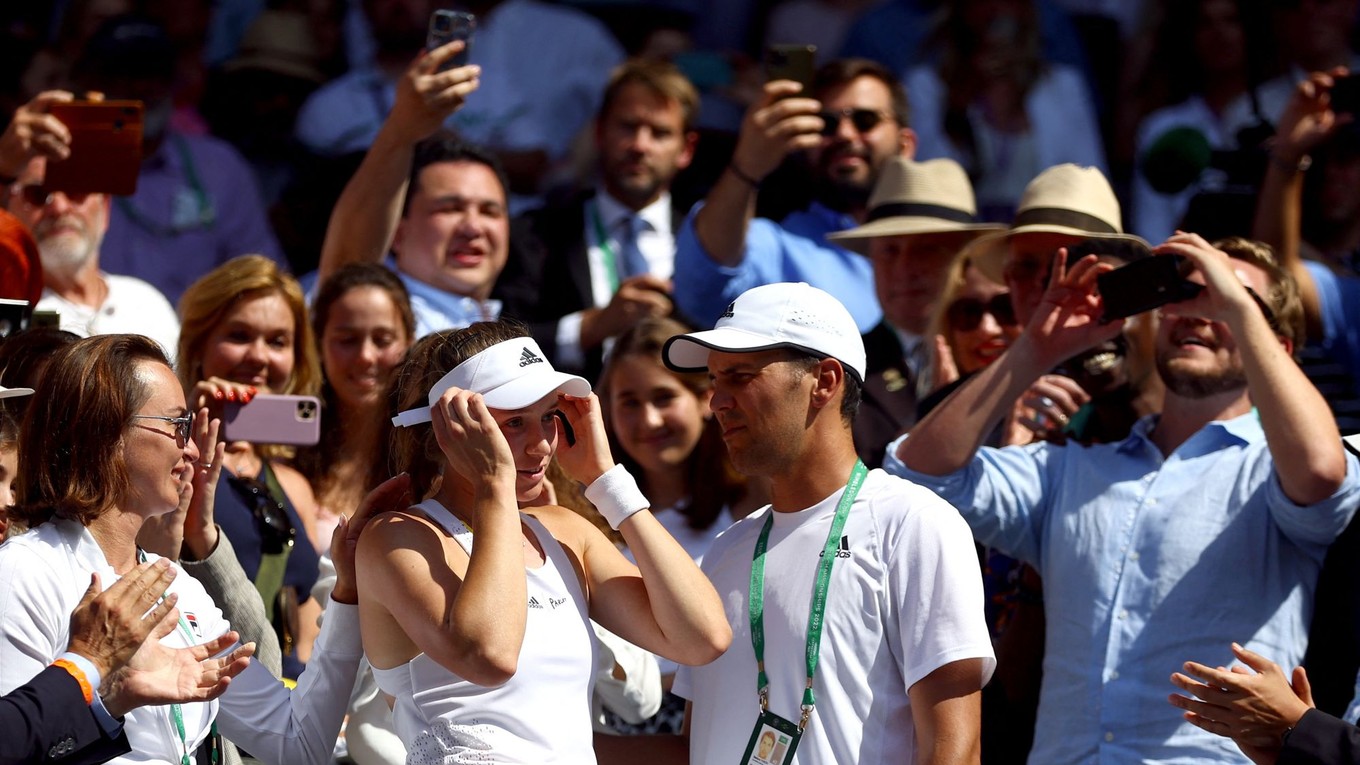 Jelena Rybakinová spolu so svojím trénerom Stefanom Vukovom počas Wimbledonu 2022.
