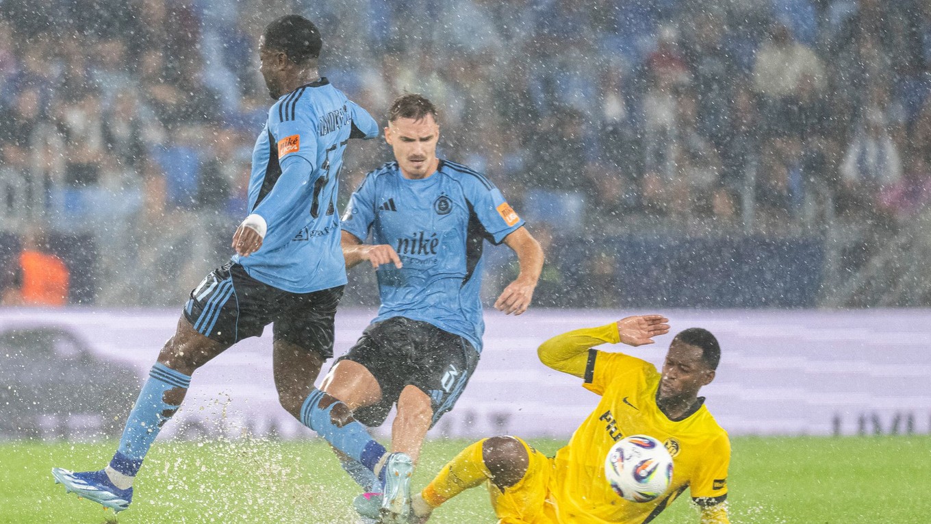 Sandro Cruz, hráč Slovana Peter Pokorný a hráč YB Bern Edmilson Fernandes.