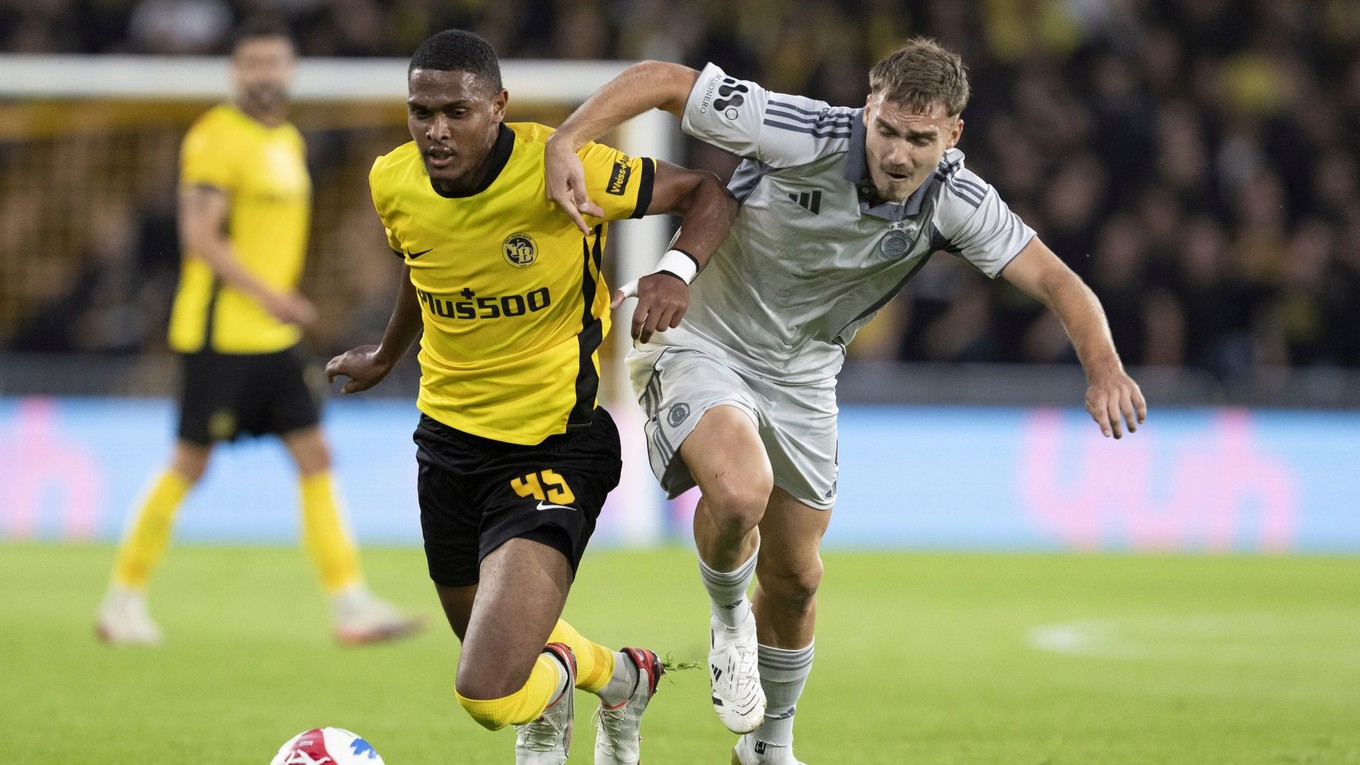 Slovanista Pokorný (v bielom). 