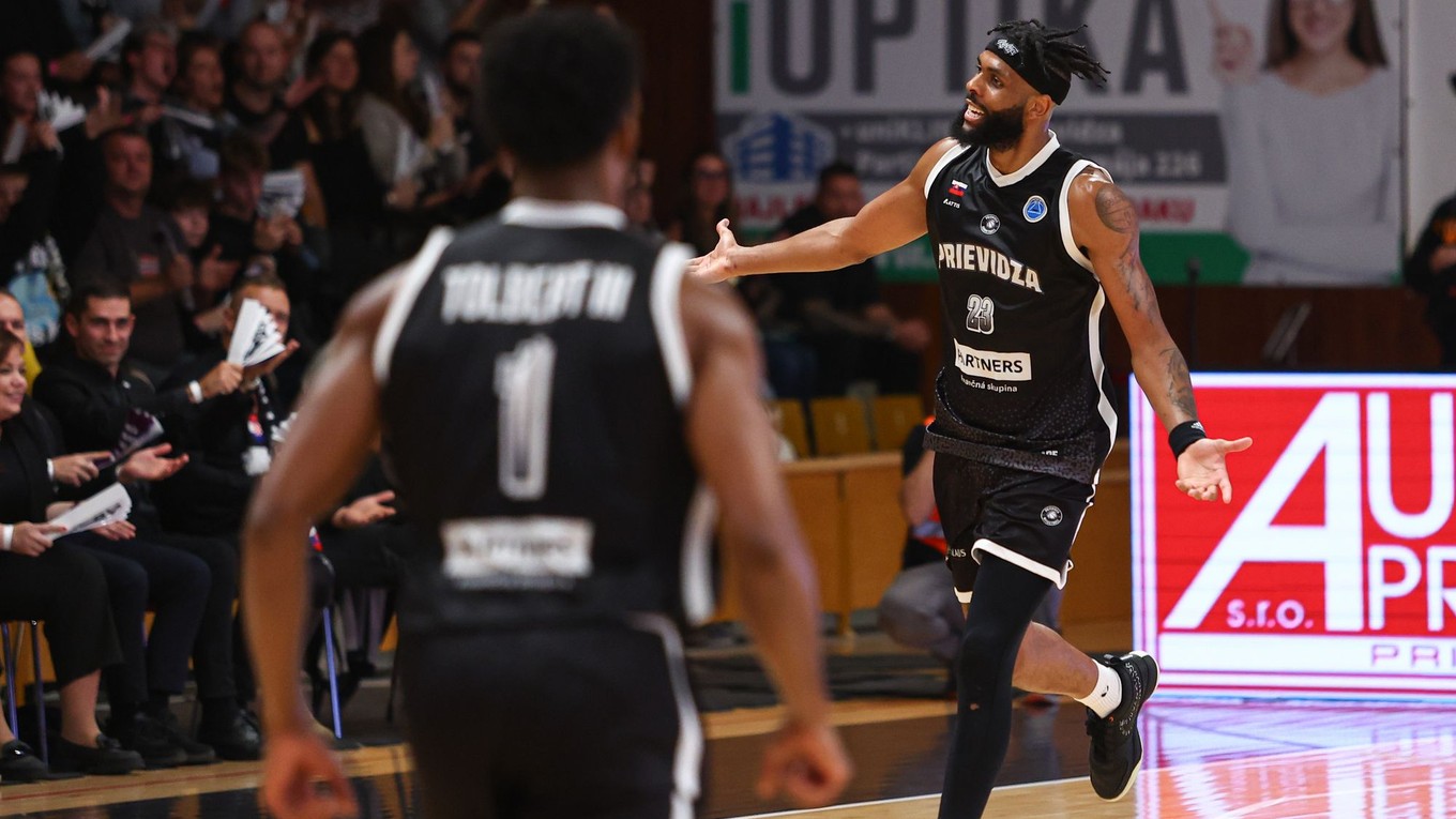 V pozadí hráč BC Prievidza Naje Smith sa raduje počas zápasu