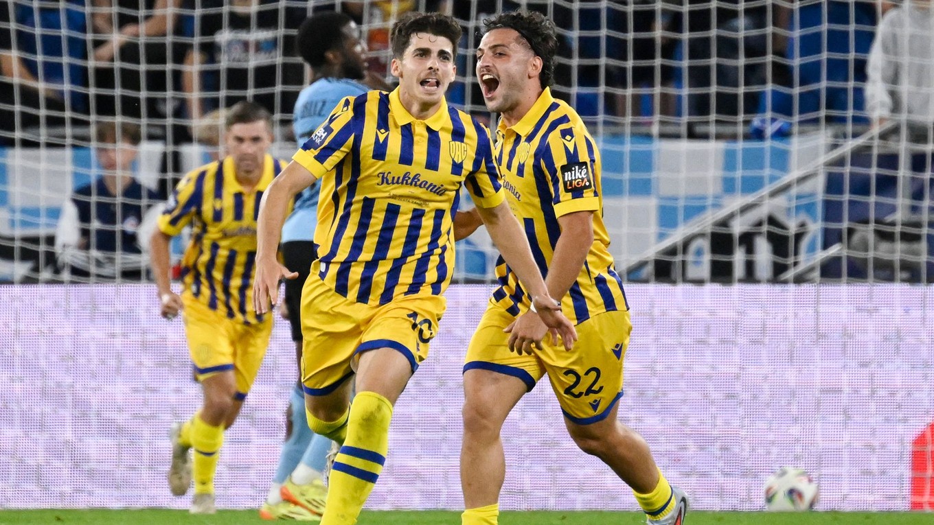 Futbalisti FC DAC 1904 Dunajská Streda oslavujú gól.