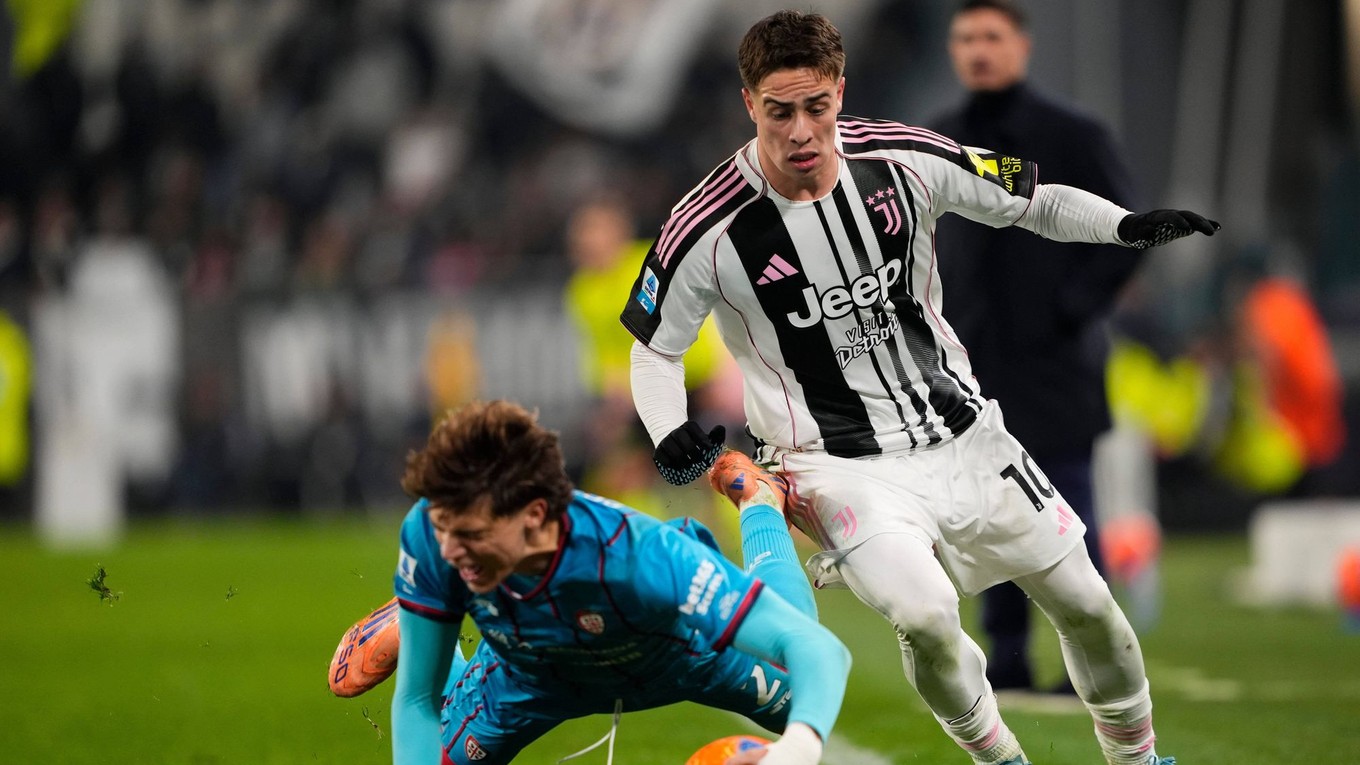 Kenan Yildiz (vpravo) v zápase Serie A medzi Juventusom a Cagliari.