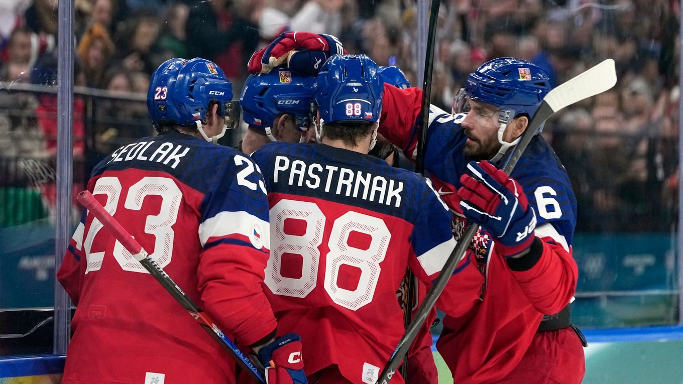 Hokejisti Česka oslavujú gól.