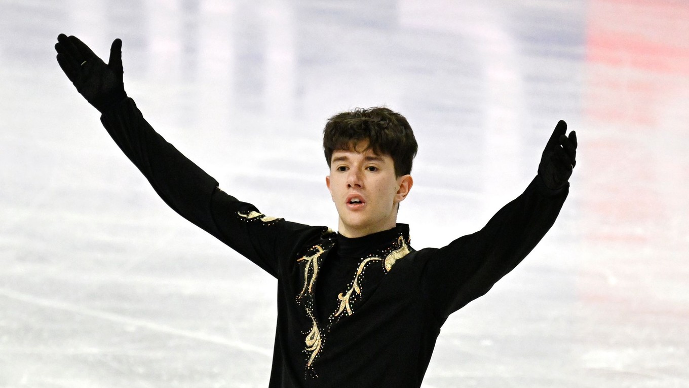 Adam Hagara počas voľnej jazdy na MS v krasokorčuľovaní 2026.