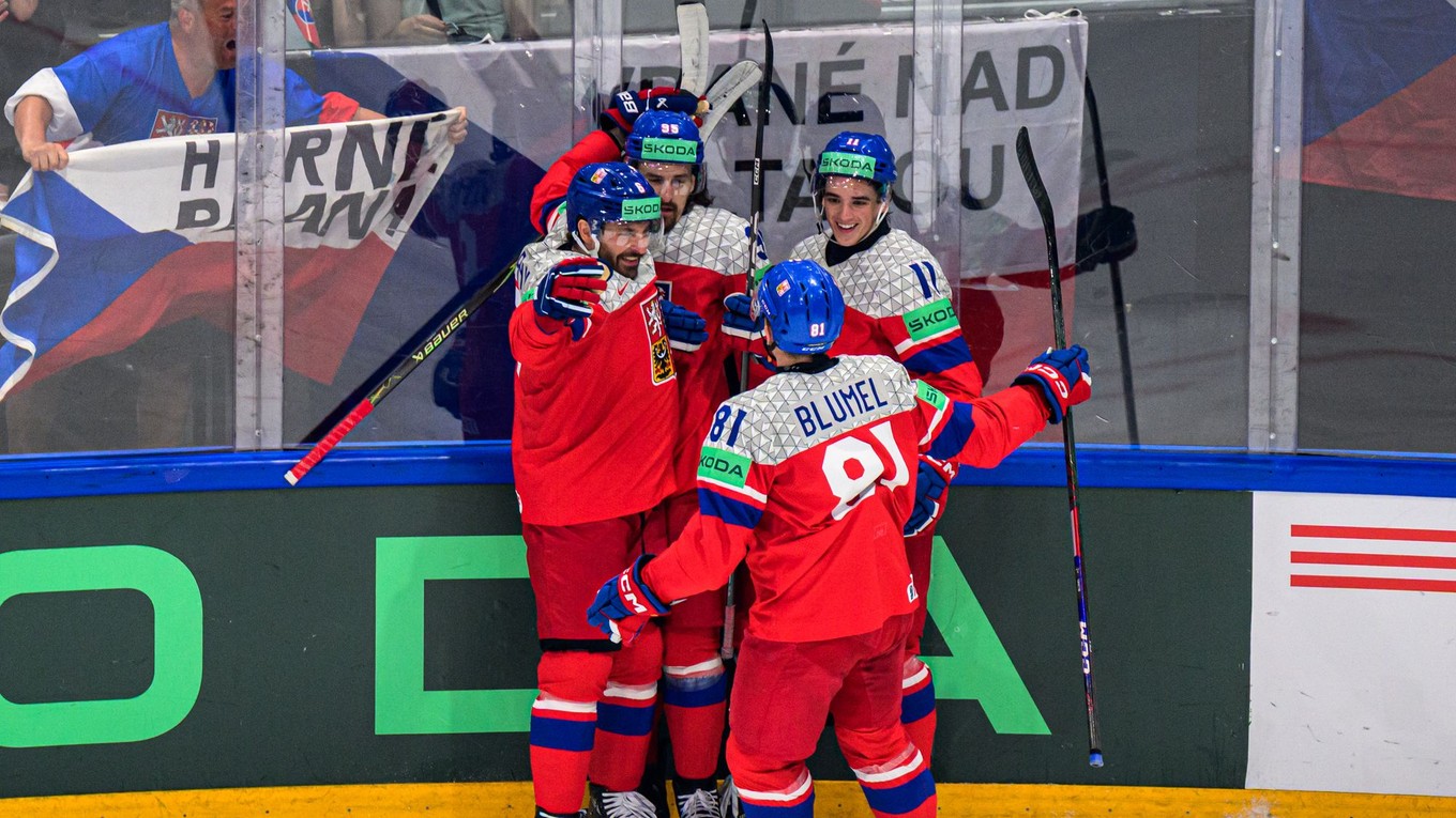 Gólová radosť českých hráčov v zápase základnej B-skupiny Slovensko - Česko.