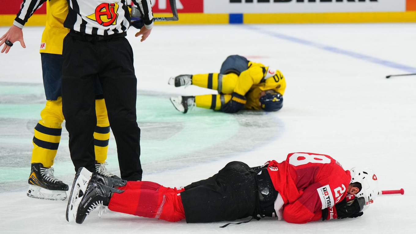 Zranený švédsky hokejista Oskar Sundqvist po faule Tima Meiera vo štvrťfinále MS 2026