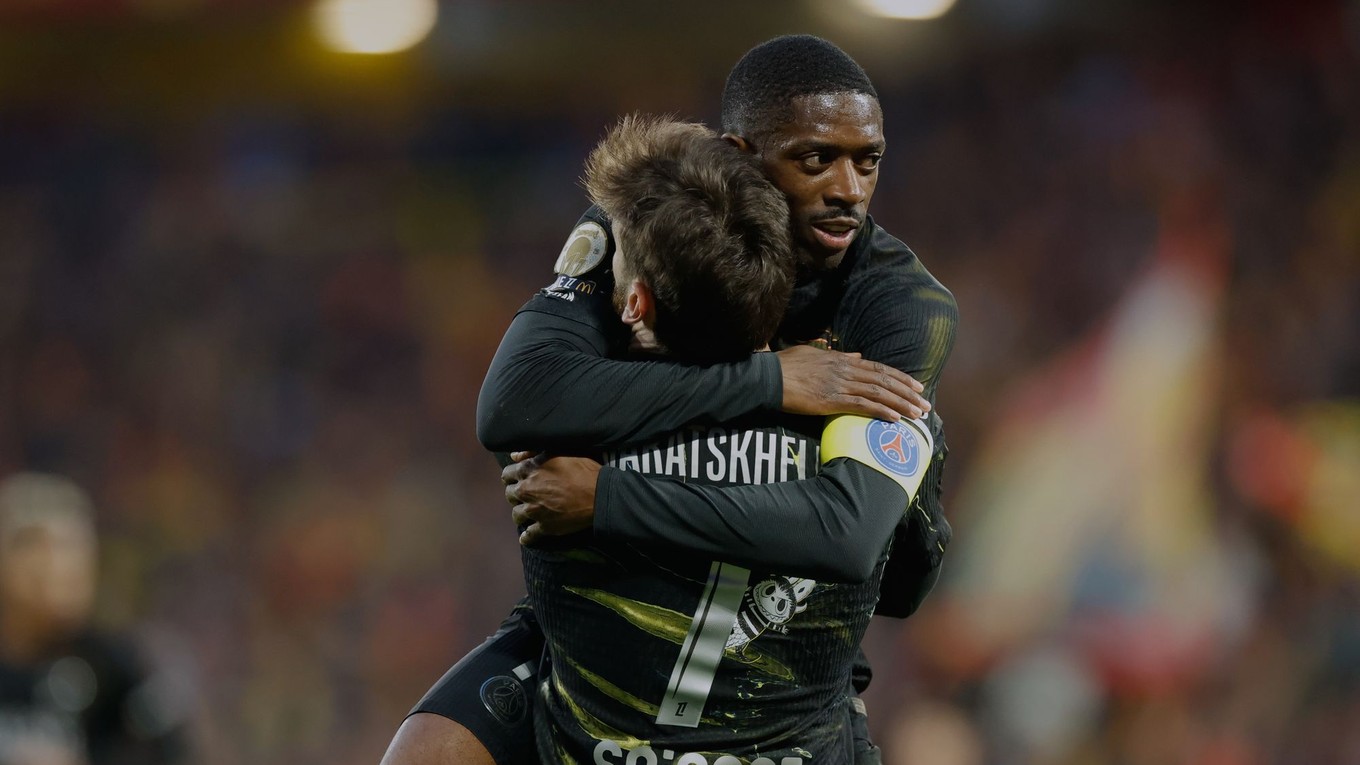 Chviča Kvaracchelija a Ousmane Dembelé sa tešia z gólu
