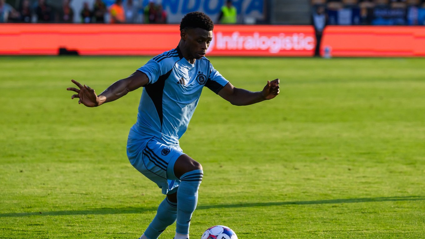 Na snímke Suleiman Camara Sanneh (Slovan) počas prvého zápasu 3. predkola Ligy majstrov Mjällby AIF - ŠK Slovan Bratislava.