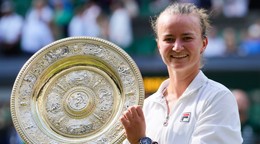 Česká tenistka Barbora Krejčíková pózuje s trofejou po výhre vo finále dvojhry žien na Wimbledone 2024