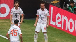 futbalista Bayernu Harry Kane (vpravo) sa raduje po strelení gólu 