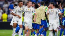 Hráči Realu Madrid zľava Kylian Mbappe, Franco Mastantuono a Brahim Diaz sa tešia z výhry.