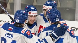 Radosť slovenských hokejistov po víťaznom prvom zápase na nemeckom pohári.