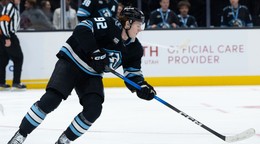 Logan Cooley z Utahu Mammoth s pukom počas zápasu zámorskej NHL Utah Mammoth - Vegas Golden Knights.