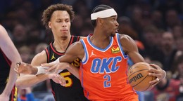 Basketbalista Oklahomy Shai Gilgeous-Alexander (vpravo) a hráč Atlanty Hawks Dyson Daniels 