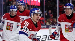 Český hokejista Vojtěch Čihař (15) sa teší z gólu v semifinálovom zápase Kanada - Česko.