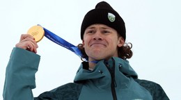 Lucas Pinheiro Braathen pózuje so zlatou medailou z obrovského slalomu na ZOH 2026.