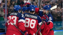 Hokejisti Česka oslavujú gól. 