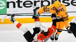 Útočník Pittsburghu Connor Dewar tvrdo atakoval Trevora Zegrasa v zápase play-off NHL.