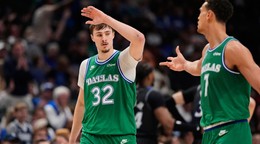 Cooper Flagg a Dwight Powell