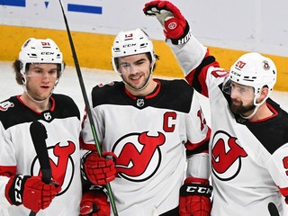 Hráči New Jersey Devils, zľava Dawson Mercer, Nico Hischier a Tomáš Tatar.