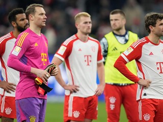 Futbalisti Bayernu Mníchov reagujú po prehre