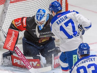 Matej Kašlík strieľa gól počas prípravného hokejového zápasu Nemecko - Slovensko.