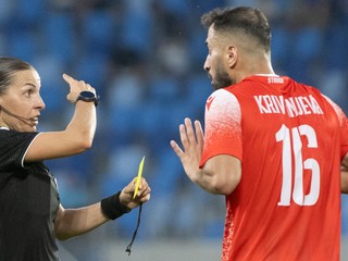 Hlavná rozhodkyňa Stephanie Frappartová z Francúzska ukazuje žltú kartu Besartovi Krivanjevovi (FC Struga)