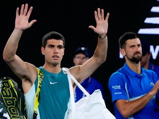 Carlos Alcaraz sa lúči s fanúšikmi po prehre s Novakom Djokovičom na Australian Open 2025.