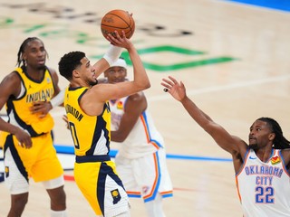 Tyrese Haliburton strieľa víťazný kôš v prvom zápase finále NBA