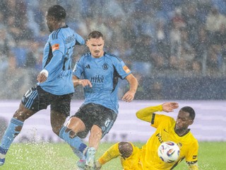 Sandro Cruz, hráč Slovana Peter Pokorný a hráč YB Bern Edmilson Fernandes.