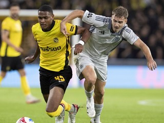 Slovanista Pokorný (v bielom). 