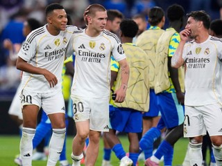 Hráči Realu Madrid zľava Kylian Mbappe, Franco Mastantuono a Brahim Diaz sa tešia z výhry.