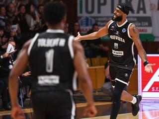 V pozadí hráč BC Prievidza Naje Smith sa raduje počas zápasu