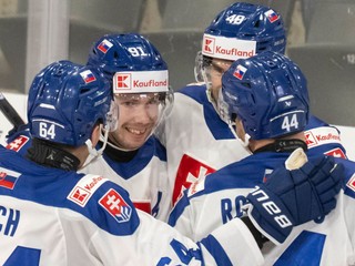 Radosť slovenských hokejistov po víťaznom prvom zápase na nemeckom pohári.