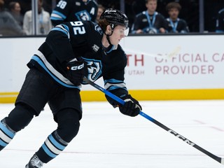 Logan Cooley z Utahu Mammoth s pukom počas zápasu zámorskej NHL Utah Mammoth - Vegas Golden Knights.