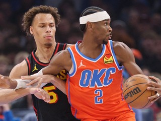 Basketbalista Oklahomy Shai Gilgeous-Alexander (vpravo) a hráč Atlanty Hawks Dyson Daniels 