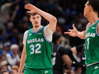 Cooper Flagg a Dwight Powell