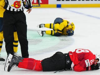 Zranený švédsky hokejista Oskar Sundqvist po faule Tima Meiera vo štvrťfinále MS 2026
