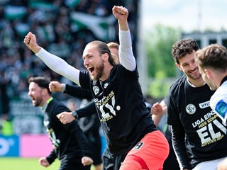 Hráči Elversbergu oslavujú postup do Bundesligy