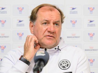 Na snímke tréner slovenskej futbalovej reprezentácie Vladimír Weiss st. počas tlačovej konferencie.