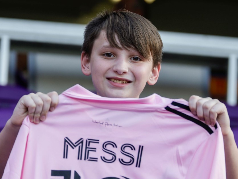 Fanúšik Interu Miami Evan Grover s dresom Lionela Messiho. 