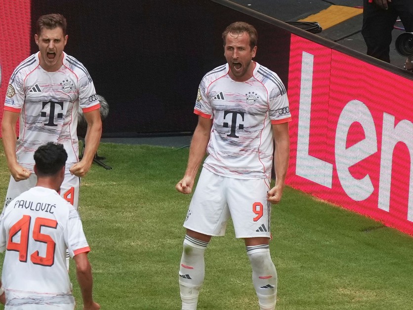 futbalista Bayernu Harry Kane (vpravo) sa raduje po strelení gólu 