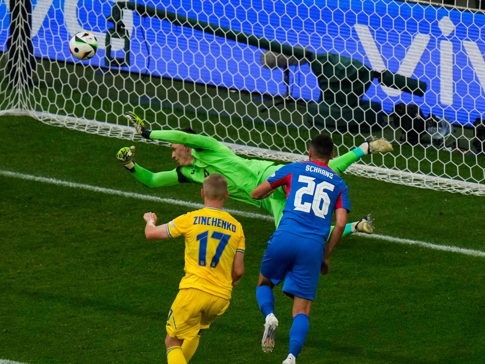 Ivan Schranz strieľa gól v zápase Slovensko - Ukrajina v skupine E na EURO 2024.