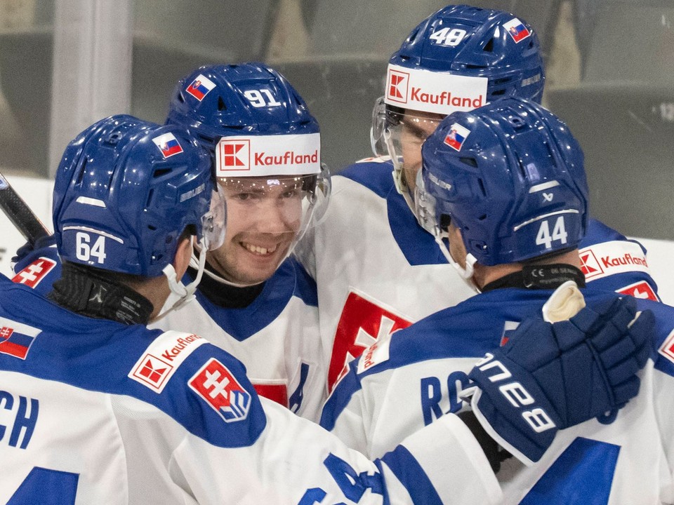 Radosť slovenských hokejistov po víťaznom prvom zápase na nemeckom pohári.