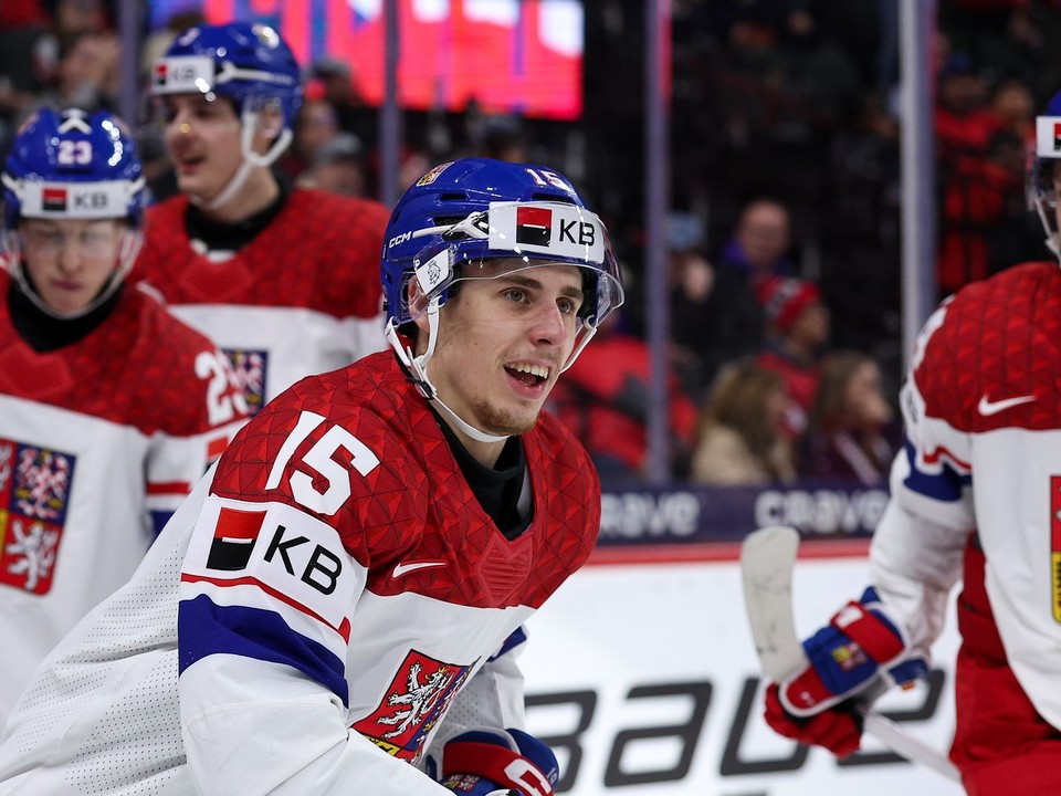 Český hokejista Vojtěch Čihař (15) sa teší z gólu v semifinálovom zápase Kanada - Česko.