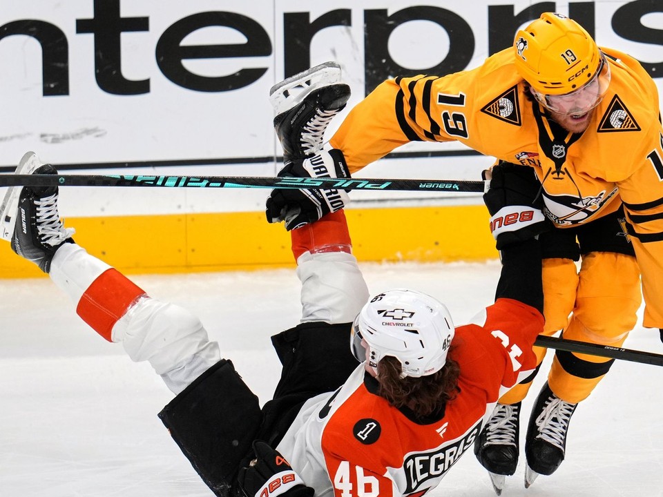 Útočník Pittsburghu Connor Dewar tvrdo atakoval Trevora Zegrasa v zápase play-off NHL.