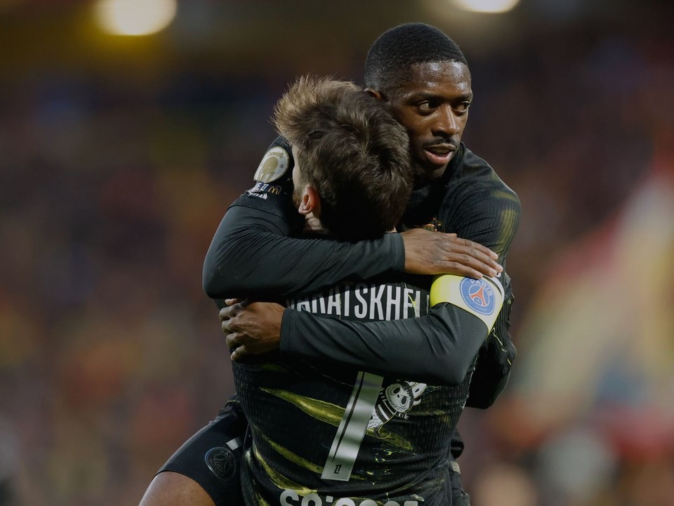 Chviča Kvaracchelija a Ousmane Dembelé sa tešia z gólu